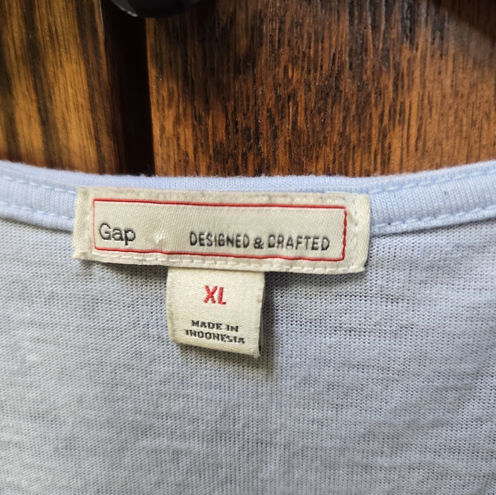 Gap short-sleeve, v-neck flowy tank - Picture 3 of 3